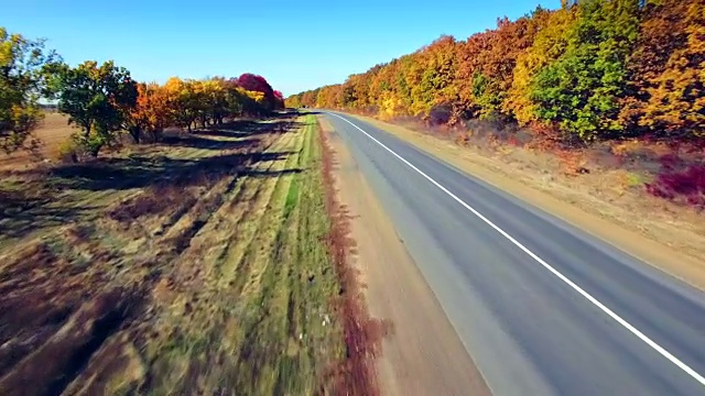 田野与森林之间的郊区公路鸟瞰图视频素材