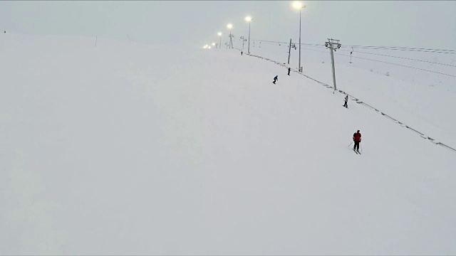 缆车和斜坡上的滑雪者视频素材