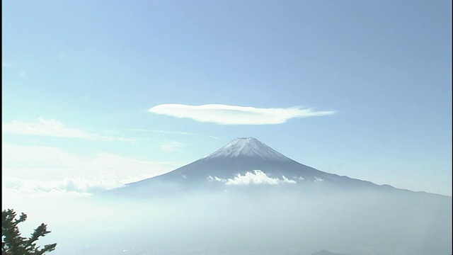 富士山上空挂着一朵云。视频素材