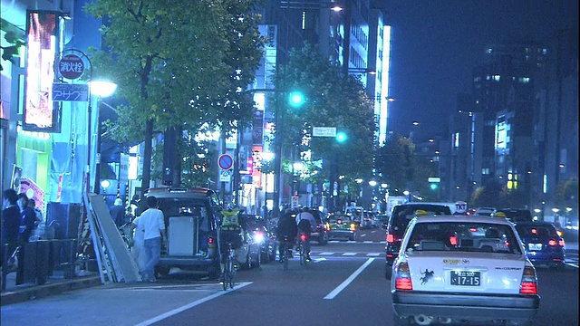 东京四谷丁目地区的新宿大街上车水马龙。视频素材