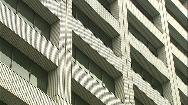 一块指示牌展示了东京厚生劳动省(Ministry of Health, Labor and Welfare)的办公地点。视频素材