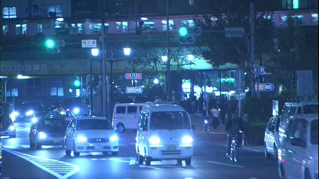 东京正平桥地区的Sotobori大街上，夜间交通十分拥挤，通勤列车川流不息。视频素材