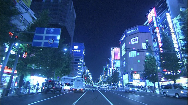 在日本东京秋叶原电力城的夜晚，交通沿着街道向前移动。视频素材