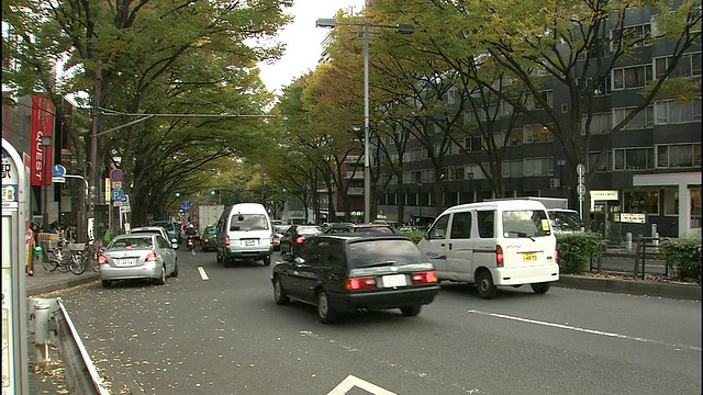 日本东京表参道和原宿地区的一个十字路口，行人穿过神宫桥。视频素材