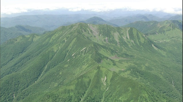 日本北海道的波罗shiri山及其山顶上生长着绿色的植被。视频素材