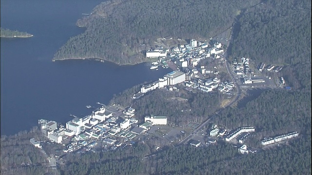 日本北海道赤岸湖沿岸，白色的温泉度假村。视频素材