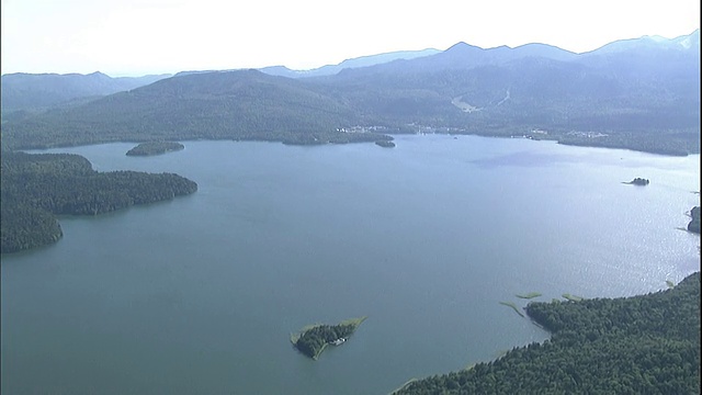 群山环绕着日本北海道的赤岸湖。视频素材