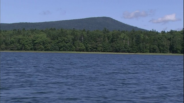 北海道岛上的阿甘湖上泛起阵阵轻柔的涟漪。视频素材