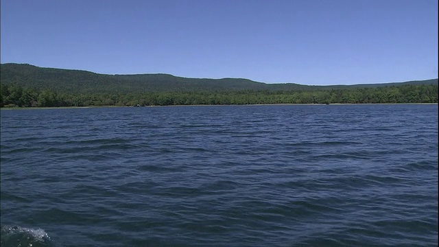 日本北海道赤岸湖的水面上泛起阵阵涟漪。视频素材