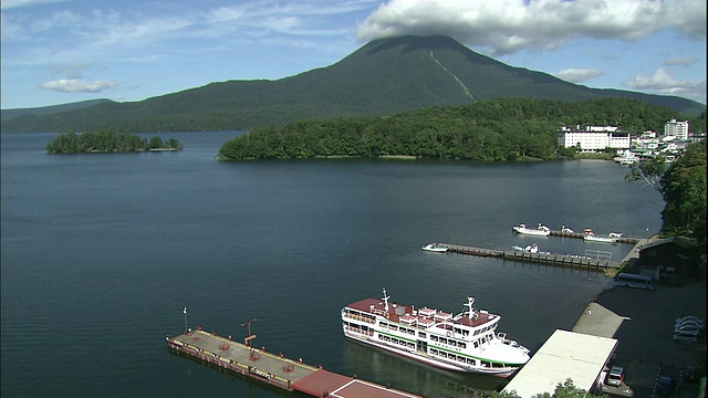 这艘游船停靠在日本北海道赤岸湖的一个码头上。视频素材