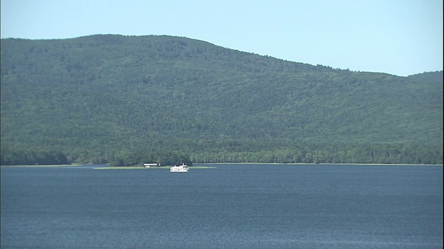 日本北海道的Akan湖和Oakan山周围都有森林。视频素材