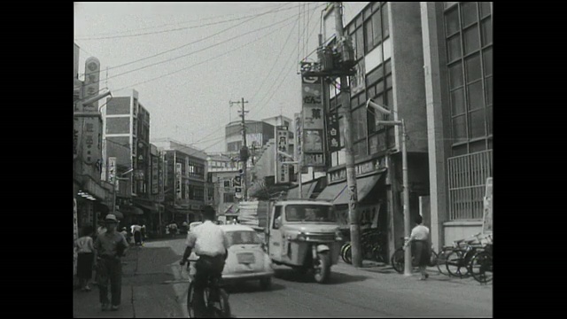 小田原市中心的主要街道上，纪念品商店琳琅满目。视频素材