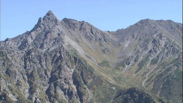 雅里山有日本北部阿尔卑斯山脉冰川侵蚀的证据。视频素材