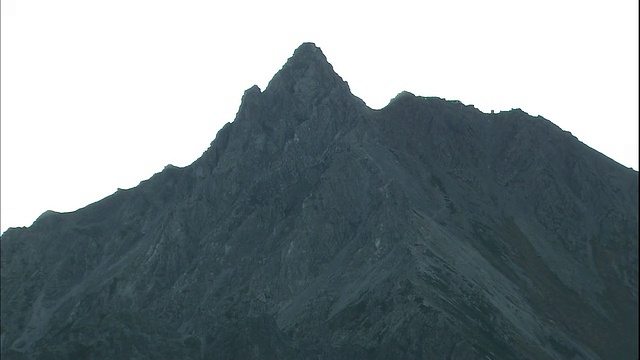 阳光从日本北部阿尔卑斯山岐阜的雅日峰后面照过来。视频素材