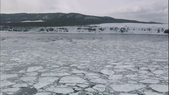 日本北海道，漂流的冰包围着野托罗角。视频素材