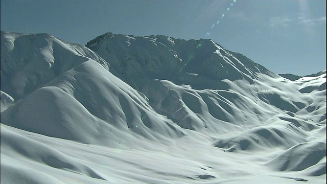 在tatateyama山脉被雪覆盖的山脊上继续前进视频素材