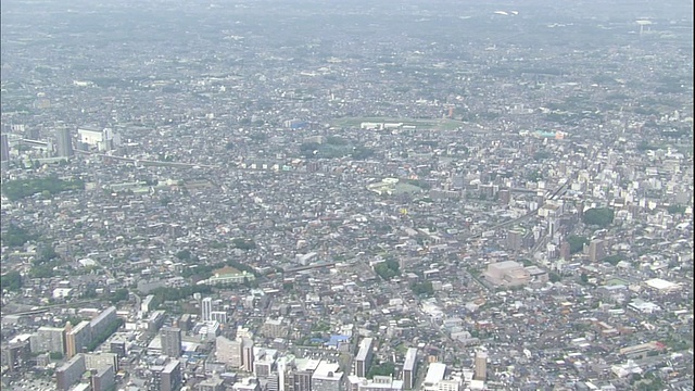 日本埼玉市大宫市中心，郊区环绕着高楼大厦。视频素材