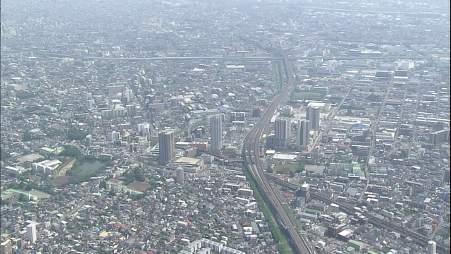 横切日本埼玉市大宫市中心的一条城市街道。视频素材