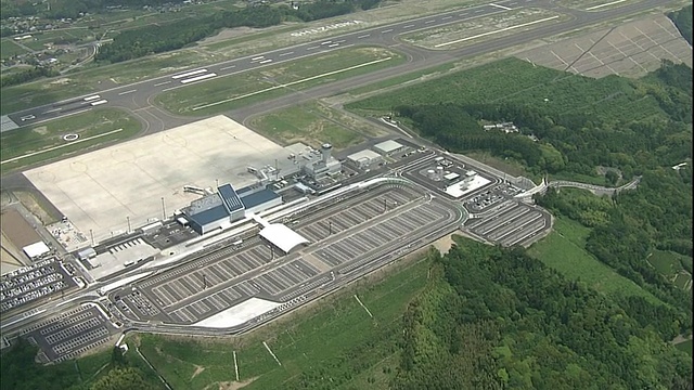 在富士山静冈山机场(Mount Fuji Shizuoka Airport)的一个客运站外，一个空荡荡的停车场散落在地上。视频素材