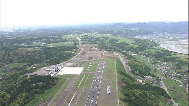 日本真野原的富士静冈山机场上有一条跑道。视频素材