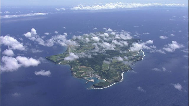 云朵漂浮在日本冲绳与那国岛的房屋和索奈港上空。视频素材