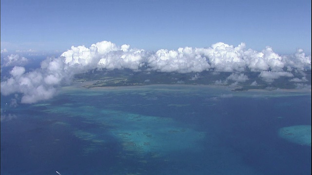 在日本冲绳县附近的中国东海的Iriomote岛，白云在湛蓝的天空中飘浮。视频素材