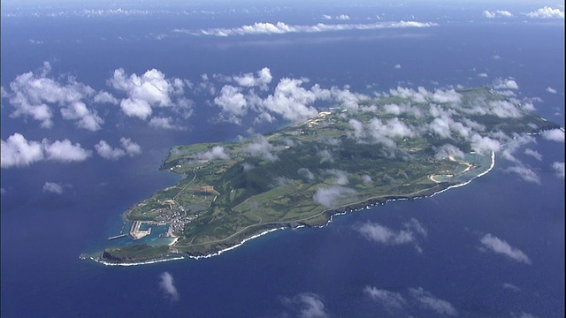 蓬松的云漂浮在与那国岛上，远离日本西海岸。视频素材