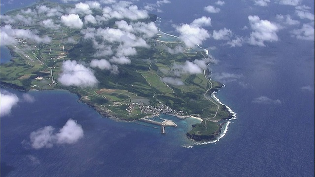 日本与那国岛久布拉港的鸟瞰图。视频素材