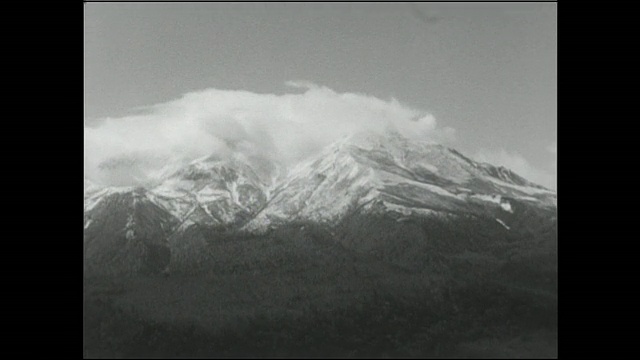 在北海道的大松山火山群，低云覆盖着雪峰。视频素材