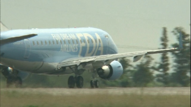 一架富士梦想航空公司的客机从日本富士静冈山机场起飞。视频素材