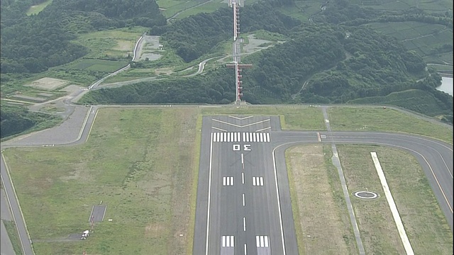 跑道横跨富士山静冈山机场的一个机场。视频素材