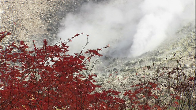 日本纳苏火山喷口冒出滚滚蒸汽。视频素材