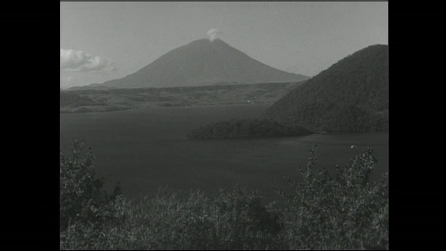 Yotei山高耸于Toya湖之上。视频素材