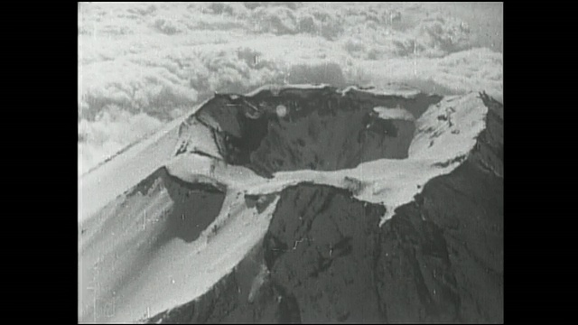 云朵漂浮在覆盖着积雪的富士山火山口上。视频素材