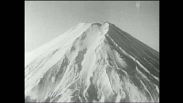 富士山的山顶覆盖着雪。视频素材