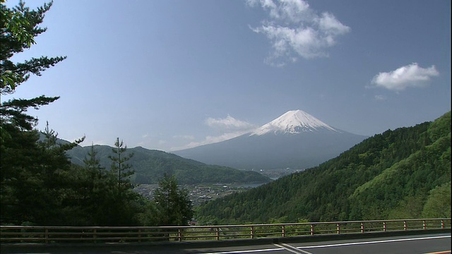 富士山伸入蓝天。视频素材