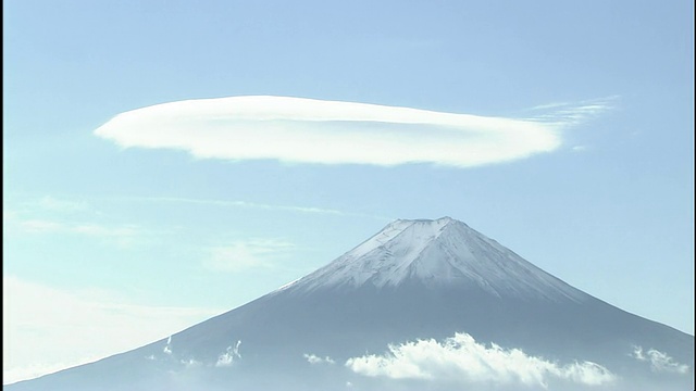 一朵云笼罩着富士山。视频素材