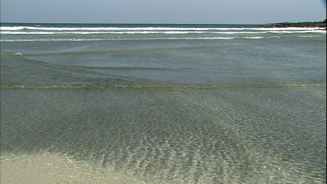 太平洋流到浅滩上。视频素材