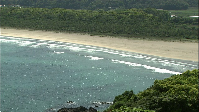 海浪冲击着日本的沙滩。视频素材