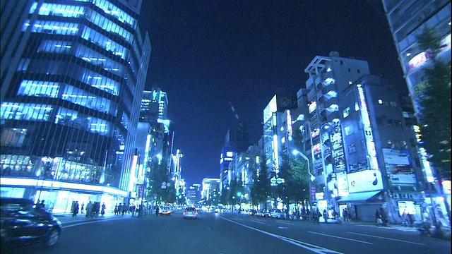 东京秋叶原电器城(Akihabara Electric Town)晚上的交通非常拥挤。视频素材