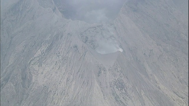 日本鹿儿岛樱岛火山昭和火山口升起一缕蒸汽。视频素材