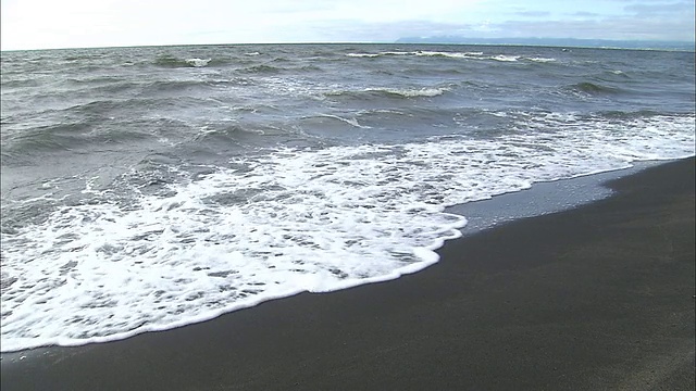 日本北海道石kari海岸海浪翻滚。视频素材