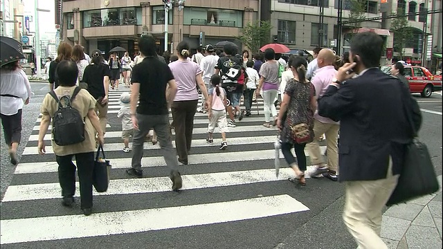 行人穿过东京银座丁目十字路口。视频素材