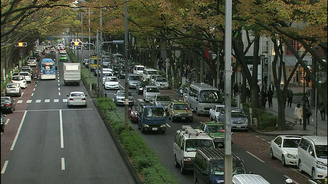 日本东京表参道地区，行人匆忙穿过人行横道。视频素材