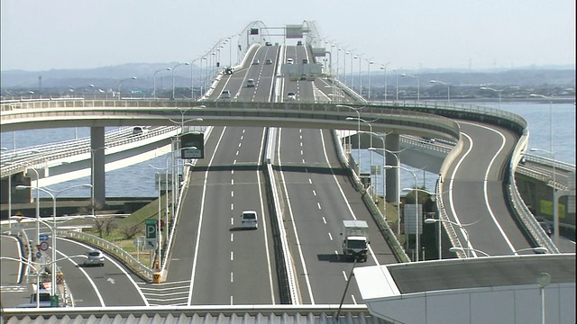 日本的东京湾水线(Tokyo Bay Aqua-Line)，位于Umihotaru的umimeane停车场附近。视频素材