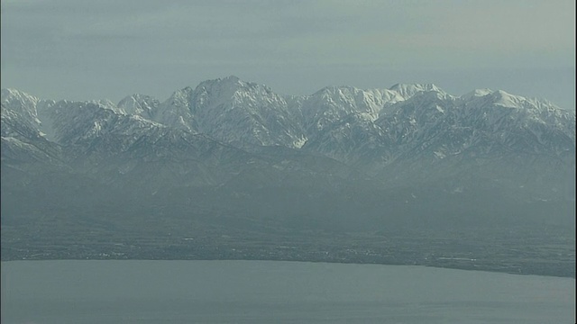 富山湾的碧水和田山山脉的积雪视频素材