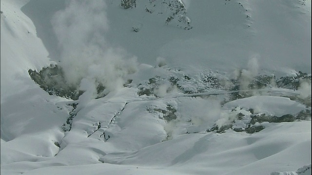 在tatateyama山脉的山中，白色的羽状物从被雪覆盖的火山口升起视频素材