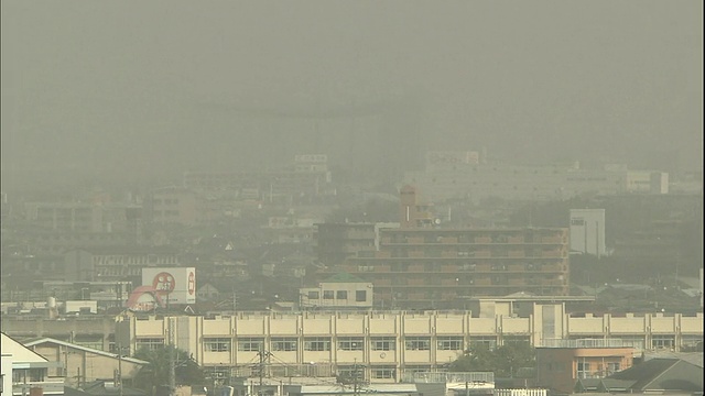 在日本熊本，亚洲的灰尘掩盖了建筑。视频素材