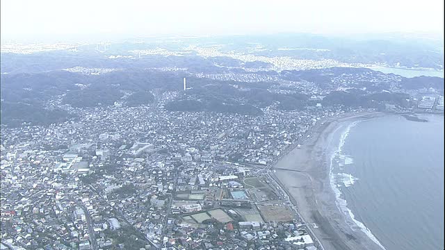 Yuigahama和Hayama镇与日本海岸接壤。视频素材