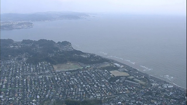 城市社区沿着日本的相模湾海岸蔓延。视频素材